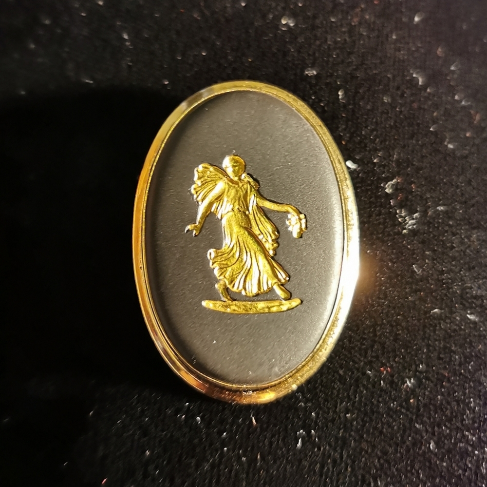 18k Gold Wedgwood Brooch